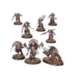 SPEARHEAD: BLADES OF KHORNE – FANGS OF THE BLOOD GOD WARHAMMER AGE OF SIGMAR. Karanak es la encarnación daemónica de la venganza de Khorne. Es objeto de devoción para aquellos cultistas que aspiran a alcanzar su pureza de propósito y que lo siguen por voluntad propia hasta el fragor del combate. Lidera una jauría de rabiosos Mastines de Khorne que se abalanzan sobre el enemigo, deseosos de saborear su sangre recién derramada. Si buscas perpetrar auténticas carnicerías en los Reinos Mortales en nombre del Dios de la Sangre, esta caja es perfecta para empezar un nuevo ejército o ampliar tu colección de una forma más económica que comprando los kits por separado. La rugiente bestia daemónica de tres cabezas conocida como Karanak lidera una fuerza de fieles Mastines de Khorne y cultistas adoradores de daemons que se abalanzan sobre el enemigo, inspirados por sus actos de crueldad y sus impulsos asesinos. Estas miniaturas conforman una fuerza completa de Punta de lanza, lo que significa que podrás lanzarte a jugar partidas tácticas e intensas y reclamar cráneos para Khorne desde el primer momento.