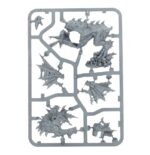 SPEARHEAD: BLADES OF KHORNE – FANGS OF THE BLOOD GOD WARHAMMER AGE OF SIGMAR. Karanak es la encarnación daemónica de la venganza de Khorne. Es objeto de devoción para aquellos cultistas que aspiran a alcanzar su pureza de propósito y que lo siguen por voluntad propia hasta el fragor del combate. Lidera una jauría de rabiosos Mastines de Khorne que se abalanzan sobre el enemigo, deseosos de saborear su sangre recién derramada. Si buscas perpetrar auténticas carnicerías en los Reinos Mortales en nombre del Dios de la Sangre, esta caja es perfecta para empezar un nuevo ejército o ampliar tu colección de una forma más económica que comprando los kits por separado. La rugiente bestia daemónica de tres cabezas conocida como Karanak lidera una fuerza de fieles Mastines de Khorne y cultistas adoradores de daemons que se abalanzan sobre el enemigo, inspirados por sus actos de crueldad y sus impulsos asesinos. Estas miniaturas conforman una fuerza completa de Punta de lanza, lo que significa que podrás lanzarte a jugar partidas tácticas e intensas y reclamar cráneos para Khorne desde el primer momento.