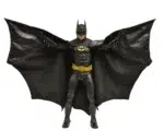 BATMAN (MICHAEL KEATON) BATMAN 1989 1/4. Basada en la icónica película de 1989 que definió a Batman para la generación moderna. Tenemos el honor de presentar esta figura posable de 18" de alto con el parecido de Michael Keaton, cinturón multiusos, Batarang, pistola de agarre, manos intercambiables y mucho más. Con más de 20 puntos de articulación, detalles increíbles y una capa de tela real. Imprescindible para los fans y coleccionistas de Batman.