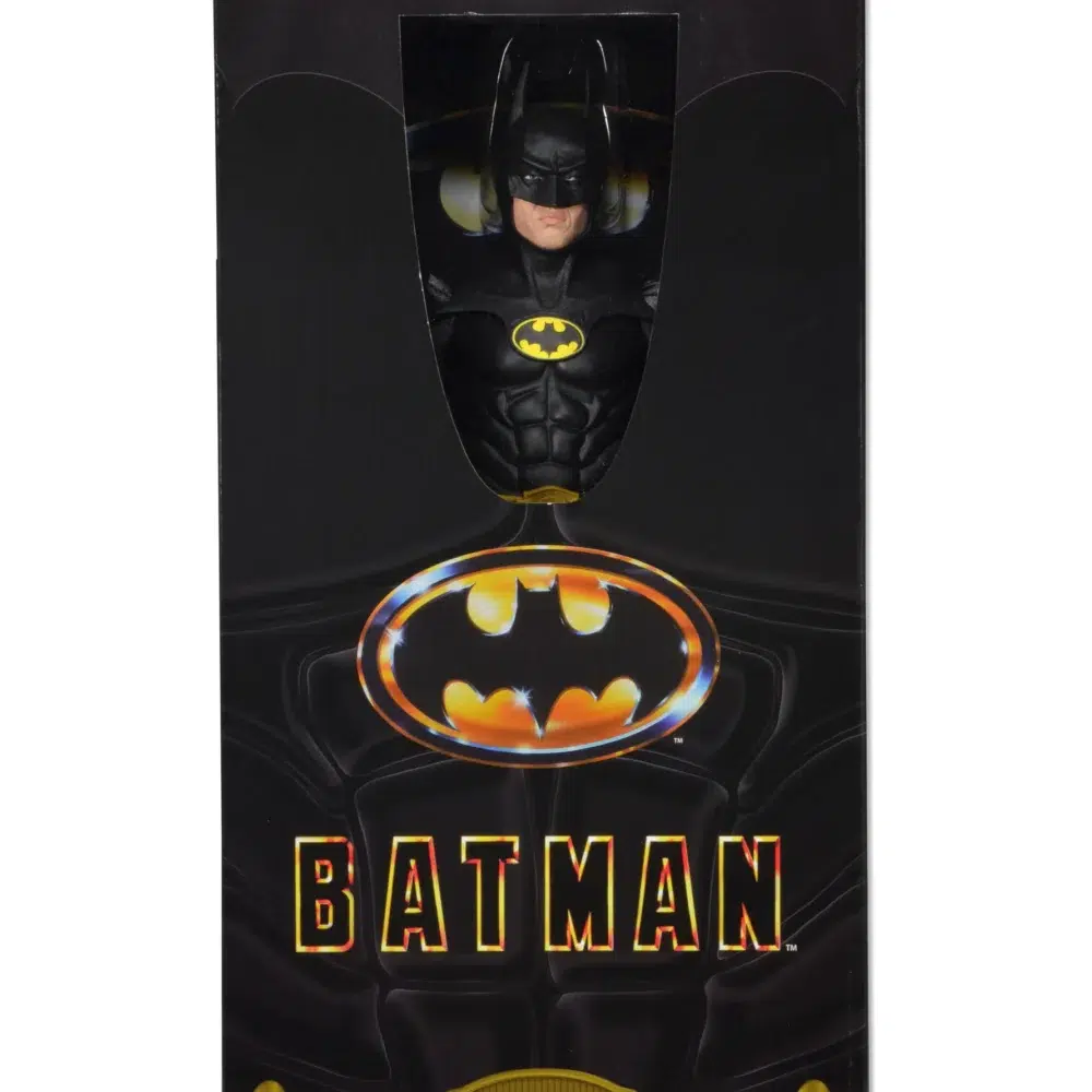 BATMAN (MICHAEL KEATON) BATMAN 1989 1/4. Basada en la icónica película de 1989 que definió a Batman para la generación moderna. Tenemos el honor de presentar esta figura posable de 18" de alto con el parecido de Michael Keaton, cinturón multiusos, Batarang, pistola de agarre, manos intercambiables y mucho más. Con más de 20 puntos de articulación, detalles increíbles y una capa de tela real. Imprescindible para los fans y coleccionistas de Batman.