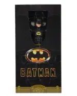 BATMAN (MICHAEL KEATON) BATMAN 1989 1/4. Basada en la icónica película de 1989 que definió a Batman para la generación moderna. Tenemos el honor de presentar esta figura posable de 18" de alto con el parecido de Michael Keaton, cinturón multiusos, Batarang, pistola de agarre, manos intercambiables y mucho más. Con más de 20 puntos de articulación, detalles increíbles y una capa de tela real. Imprescindible para los fans y coleccionistas de Batman.