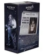 Figura articulada en escala 1/4 de la película ´Batman Vuelve´, tamaño aprox. 38 cm. Esta temporada electoral, ¡vota a Oswald Cobblepot para alcalde! Esta versión del Pingüino de Batman Returns está lista para arrasar en la campaña electoral. La figura de acción a escala 1/4 cuenta con el parecido del actor Danny DeVito, cuya memorable interpretación del retorcido Oswald Cobblepot en la película de 1992 sigue definiendo al personaje. La figura, que se puede posar completamente, mide 15" y tiene pelo sintético y un esculpido idéntico al de la película. El Pingüino viene con un abrigo de tela totalmente nuevo y desmontable, un sombrero de copa desmontable, un minicartel «Cobblepot for Mayor», un monóculo, un cigarrillo en una boquilla y accesorios de pescado a medio comer. Cargada de extraordinarios detalles, ¡esta figura es imprescindible para los fans de Batman!
