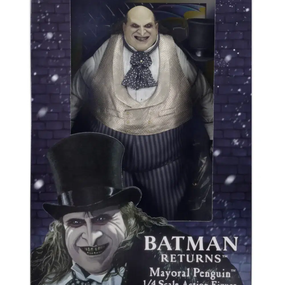 Figura articulada en escala 1/4 de la película ´batman vuelve´, tamaño aprox. 38 cm. Esta temporada electoral, ¡vota a oswald cobblepot para alcalde! Esta versión del pingüino de batman returns está lista para arrasar en la campaña electoral. La figura de acción a escala 1/4 cuenta con el parecido del actor danny devito, cuya memorable interpretación del retorcido oswald cobblepot en la película de 1992 sigue definiendo al personaje. La figura, que se puede posar completamente, mide 15" y tiene pelo sintético y un esculpido idéntico al de la película. El pingüino viene con un abrigo de tela totalmente nuevo y desmontable, un sombrero de copa desmontable, un minicartel «cobblepot for mayor», un monóculo, un cigarrillo en una boquilla y accesorios de pescado a medio comer. Cargada de extraordinarios detalles, ¡esta figura es imprescindible para los fans de batman!