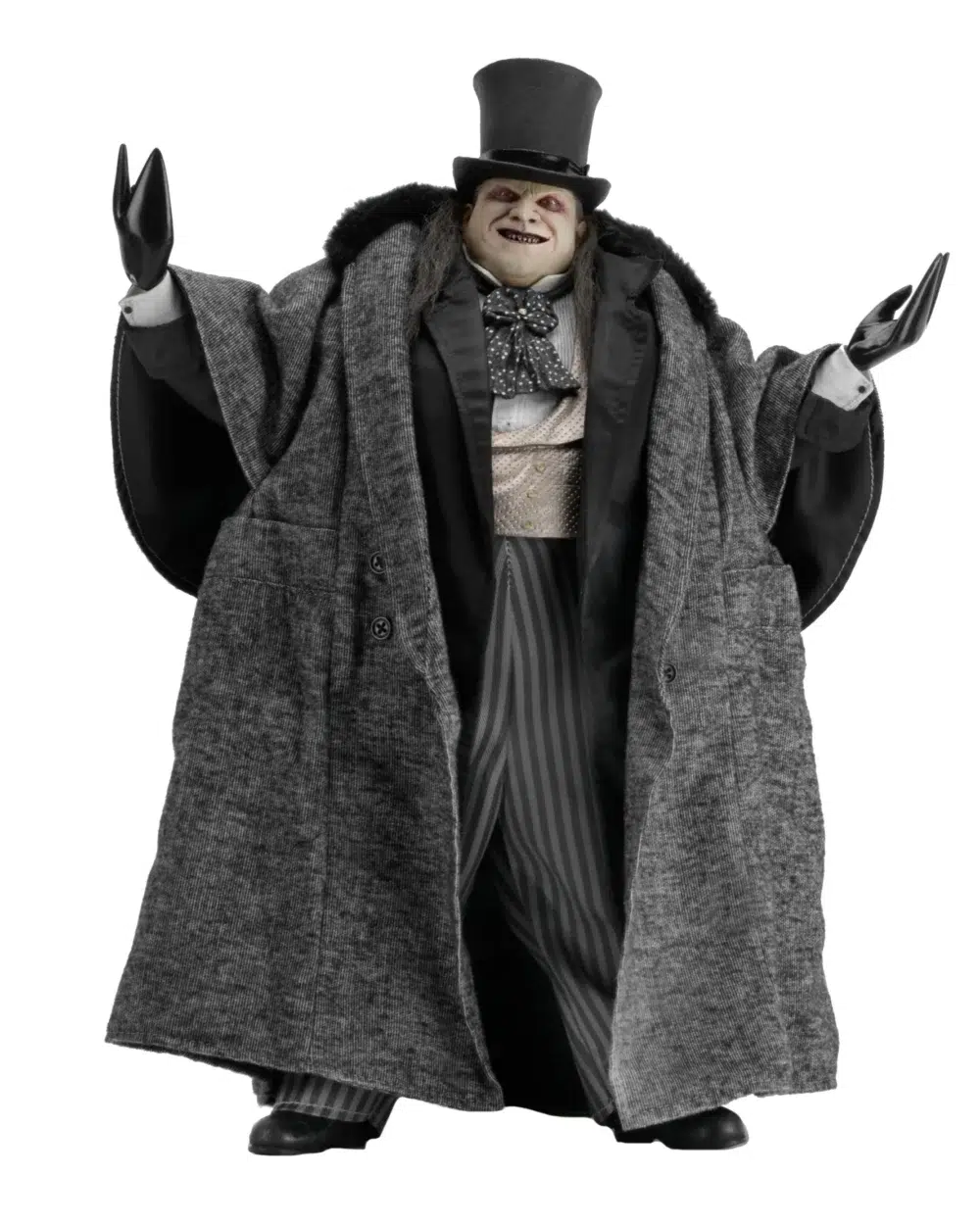 Figura articulada en escala 1/4 de la película ´batman vuelve´, tamaño aprox. 38 cm. Esta temporada electoral, ¡vota a oswald cobblepot para alcalde! Esta versión del pingüino de batman returns está lista para arrasar en la campaña electoral. La figura de acción a escala 1/4 cuenta con el parecido del actor danny devito, cuya memorable interpretación del retorcido oswald cobblepot en la película de 1992 sigue definiendo al personaje. La figura, que se puede posar completamente, mide 15" y tiene pelo sintético y un esculpido idéntico al de la película. El pingüino viene con un abrigo de tela totalmente nuevo y desmontable, un sombrero de copa desmontable, un minicartel «cobblepot for mayor», un monóculo, un cigarrillo en una boquilla y accesorios de pescado a medio comer. Cargada de extraordinarios detalles, ¡esta figura es imprescindible para los fans de batman!