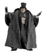 Figura articulada en escala 1/4 de la película ´Batman Vuelve´, tamaño aprox. 38 cm. Esta temporada electoral, ¡vota a Oswald Cobblepot para alcalde! Esta versión del Pingüino de Batman Returns está lista para arrasar en la campaña electoral. La figura de acción a escala 1/4 cuenta con el parecido del actor Danny DeVito, cuya memorable interpretación del retorcido Oswald Cobblepot en la película de 1992 sigue definiendo al personaje. La figura, que se puede posar completamente, mide 15" y tiene pelo sintético y un esculpido idéntico al de la película. El Pingüino viene con un abrigo de tela totalmente nuevo y desmontable, un sombrero de copa desmontable, un minicartel «Cobblepot for Mayor», un monóculo, un cigarrillo en una boquilla y accesorios de pescado a medio comer. Cargada de extraordinarios detalles, ¡esta figura es imprescindible para los fans de Batman!