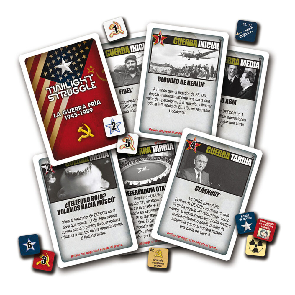 Twilight struggle.  considerado por muchos uno de los mejores juegos de estrategia de todos los tiempos, twilight struggle recrea con sumo detalle el conflicto que marcó la segunda mitad del siglo xx: la guerra fría. Los jugadores tomarán el mando de los estados unidos o de la urss para expandir su influencia por todo el mundo y ganar así la partida. Obra de jason matthews y ananda gupta, este título permite partidas para dos jugadores, a partir de 14 años, de unas 3 horas de duración.   el tablero central muestra un mapa del mundo dividido en varias zonas que los jugadores tratarán de dominar para sumar el máximo de puntos posibles. En sus turnos, podrán repartir influencia, promover golpes de estado o realineamientos, impulsar la carrera espacial o jugar eventos con su mano de cartas. Unas cartas que muestran algunos de los personajes y acontecimientos más importantes entre 1945, justo después de la segunda guerra mundial, y 1989, cuando cayó el muro de berlín. Fiel al espíritu de la guerra fría, los jugadores de twilight struggle deberán mantener un equilibrio que les permita llevar a cabo demostraciones de fuerza sin caer en la guerra nuclear, cosa que les haría perder inmediatamente.