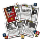 TWILIGHT STRUGGLE. Considerado por muchos uno de los mejores juegos de estrategia de todos los tiempos, Twilight Struggle recrea con sumo detalle el conflicto que marcó la segunda mitad del siglo XX: la Guerra Fría. Los jugadores tomarán el mando de los Estados Unidos o de la URSS para expandir su influencia por todo el mundo y ganar así la partida. Obra de Jason Matthews y Ananda Gupta, este título permite partidas para dos jugadores, a partir de 14 años, de unas 3 horas de duración.  El tablero central muestra un mapa del mundo dividido en varias zonas que los jugadores tratarán de dominar para sumar el máximo de puntos posibles. En sus turnos, podrán repartir influencia, promover golpes de estado o realineamientos, impulsar la carrera espacial o jugar eventos con su mano de cartas. Unas cartas que muestran algunos de los personajes y acontecimientos más importantes entre 1945, justo después de la Segunda Guerra Mundial, y 1989, cuando cayó el muro de Berlín. Fiel al espíritu de la Guerra Fría, los jugadores de Twilight Struggle deberán mantener un equilibrio que les permita llevar a cabo demostraciones de fuerza sin caer en la guerra nuclear, cosa que les haría perder inmediatamente.