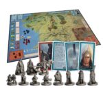 GUERRA DEL ANILLO. Guerra del Anillo es un aclamado juego de estrategia competitivo para 2-4 personas, diseñado por Roberto Di Meglio, Marco Maggi y Francesco Nepitello, que permite a sus jugadores sumergirse en el fantástico mundo de El Señor de los Anillos de J.R.R. Tolkien y experimentar su acción épica, conflicto dramático y personajes memorables. Como jugador de los Pueblos Libres, estás al mando de las orgullosas huestes de los reinos más importantes de la Tercera Edad. Desde los señores de los caballos de Rohan hasta los soldados de Gondor y los señores elfos de Rivendel, lideras la defensa de los últimos reinos libres de la Tierra Media. Enfréntate a los malvados esbirros de Sauron en el campo de batalla en un intento desesperado por retrasar su ataque, mientras conduces a la Comunidad del Anillo en la misión al monte del Destino.