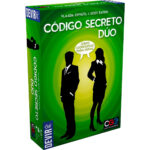 CODIGO SECRETO: DUO. Es un juego cooperativo para dos o más jugadores, donde se mezcla la intriga, el espionaje y las claves secretas. ¡Ponte en la piel de un espía y juega contrarreloj para descubrir juntos a tus compañeros el código secreto! Este juego se basa en su hermano mayo, Código secreto, aunque en formato cooperativo. Código secreto: Dúo fue lanzado en el año 2017 y diseñado por el prestigioso Vlaada Chvátil (Galaxy Trucker, Through the Ages o Mage Knight). Permite partidas de 2 a 99 jugadores, con partidas de menos de 30 minutos de duración. ¿Pero en qué se diferencia este Código secreto: Dúo respecto al juego original? Principalmente, es que el bueno de Vlaada Chvátil se las ha ingeniado para adaptar las mecánicas del famoso Código Secreto para convertirlo en un juego cooperativo. Aunque la esencia se mantiene, el juego adquiere una nueva dimensión gracias a la tensión que se genera. Y es que gracias al contador de tiempo, el juego se vuelve frenético. Disponemos de únicamente 9 turnos para adivinar los agentes. ¡Los últimos turnos son una auténtica bomba de relojería a punto de explotar! En el modo de juegos para dos personas el nivel de dificultad es bastante alto, ya que es necesario tener una gran sintonía con el otro jugador: deberás ser capaz de entender como piensa y colaborar para desentrañar el misterio oculto tras el código secreto. Incluye un espectacular modo campaña, con ciertas condiciones de tiempo variables y aciertos que van cambiando en función de la partida. Como hemos dicho, Dúo mantiene la misma dinámica donde debemos adivinar palabras ligando conceptos, a la vez que evitamos otras. Un jugador conoce la localización de 9 de los 15 agentes, y el otro jugador sabrá otros 9 (varios coincidirán, lógicamente). Siempre habrá tres asesinos en la mesa: esto es, palabras prohibidas que, si el otro jugador las elige, pierde la partida de forma inmediata ¡Mucho cuidado con las pistas que vamos dando! Sin embargo, los asesinos no son iguales para todos los jugadores: puede ser que el que es agente para ti sea un asesino para tu compañero ¡Añade confusión y caos a tus partidas! Código secreto: Dúo es un estupendo juego que añade el modo cooperativo a la gran mecánica de palabras secretas del original. Mucha diversión y emoción en cada partida ¡Y es ideal para jugar en pareja!