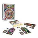 SAGRADA. Es un juego de mesa abstracto, en el que los jugadores tomarán el papel de artistas creadores de vitrales que intentarán producir la pieza más hermosa para exhibirla en el Templo Expiatorio de la Sagrada Familia de Antoni Gaudí. Como artistas, manipularemos piezas de vidrio, que en este juego se representan con dados de diferentes colores y grados de opacidad, indicados por el valor del dado, cuanto más bajo sea su valor, menor será su opacidad.  Al inicio del juego tendremos que elegir de manera aleatoria dos cartas de patrón y un tablero de marco. De las dos cartas de patrón se elige una, que se emplea durante toda la partida y se intentará completar, mientras que la otra se descarta. Este patrón marca algunas opacidades y número de dado que tendremos que conseguir. También, en la parte inferior, se indica su nivel de dificultad, que nos dará útiles fichas de donativos para poder pagar el uso de las cartas de herramienta del juego y que nos ayudarán a modificar restricciones de las reglas. Al inicio de cada partida de Sagrada se colocarán los 90 dados en la bolsa, se elegirá al azar el jugador inicial, que será quien saque de la bolsa, sin mirar, una cantidad de dados igual al doble de jugadores más uno (por ejemplo, si hay 2 jugadores sacaremos 5 dados). La partida se desarrolla en el sentido de las manecillas del reloj y cada jugador puede llevar a cabo las siguientes acciones en cualquier orden: elegir un dado y colocarlo en su vitral teniendo en cuenta que debe estar adyacente a otros dados, usar una carta de herencia pagando su coste en donativos, o pasar un turno sin realizar acciones. Tras el turno del último jugador sigue la ronda, pero en sentido contrario, y los dados restantes van al marcador de ronda, hasta jugar un total de 10 rondas.. Sagrada se puede jugar en modo solitario o con hasta cuatro jugadores, en partidas que duran de 30 a 45 minutos. Es ideal para los amantes de los juegos abstractos como los sudokus o los rompecabezas, ya que intentar armar los patrones con todas las restricciones aplicadas les proporcionará muchas partidas llenas de diversión. Conviértete en un artista del vitral en Sagrada, demuestra que eres quien tienes las mejores dotes artísticas y crea la mejor obra de arte para ser exhibida en el templo de la Sagrada Familia en este juego abstracto de colocación de dados. Consíguelo en tu tienda especializada en juegos de mesa favorita.