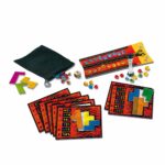 UBONGO. Empiezas con 7 piezas con formas distintas. Uno de los jugadores tira un dado, se da la vuelta al temporizador de arena y empieza la ronda de Ubongo. Cada jugador tiene una plantilla diferente y el dado indica qué piezas tienes que usar para rellenar la plantilla. El primero en encajar todas las piezas correctamente grita «¡Ubongo!» y gana la ronda. Todos los jugadores deben intentan rellenar su figura antes de que se agote el tiempo. Cuando uno de los jugadores se da cuenta de que el reloj de arena se ha agotado, debe gritar «¡Alto!» y todos tienen que parar. El primer jugador en encajar todas las piezas correctamente en su figura se lleva un zafiro azul de la reserva (3 puntos) y una gema al azar de la bolsa. El segundo que ha completado su figura antes de que el temporizador se agote, se lleva 1 ámbar marrón (1 punto) y una gema al azar de la bolsa. El tercero y cuarto jugadores también se llevan cada uno una gema al azar de la bolsa. Si hay uno o más jugadores que no han podido cumplir sus figuras antes de tiempo, no se llevan ninguna gema.