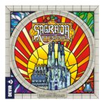 SAGRADA ARTESANOS. Vuestra fama como artesanos de los vitrales os precede. Tras labraros una reputación como sobresalientes representantes de vuestro gremio, llega por fin el encargo que culminará una carrera brillante: crear los magníficos vitrales de la Sagrada Familia. Antoni Gaudí confía en vuestro talento para culminar la que será su obra maestra, el mayor logro arquitectónico del momento en la ciudad de Barcelona. Heredero tanto por temática como por mecánicas del galardonado Sagrada, llega Sagrada Artesanos, un juego de campaña legacy de selección de dados y construcción de vitrales para grupos de 2 a 4 jugadores, a partir de 13 años. Los juegos legacy se caracterizan por tener una narrativa propia: las decisiones que tomemos en cada partida influirán en el desarrollo de la campaña. A medida que se completan sesiones de juego, se añaden nuevas reglas, componentes y poderosas habilidades que enriquecen la experiencia. Cada jugador representa a una familia de artesanos del vidrio que elaboran vitrales para ayudar a construir la Sagrada Familia a lo largo de varias generaciones. Cada vitral se elabora jugando turnos donde se selecciona un dado y se coloca en el vitral según su color y su valor, poniendo cuidado en no colocar nunca juntos dos dados del mismo color o valor. Los jugadores ganan puntos tanto de objetivos públicos como de privados, así como también de las herramientas no utilizadas. Los jugadores pierden puntos por casillas rotas o vacías de su vitral. Cada partida consta de 12 rondas. Por turno, los jugadores seleccionan un dado, usan habilidades, y rellenan casillas de su vitral, atendiendo a todas las restricciones de colocación. Al final de la partida, los jugadores puntúan por cada objetivo público y su objetivo privado, pero pierden puntos por las casillas vacías/rotas. El jugador de mayor puntuación es el ganador de esa partida (pero no necesariamente de toda la campaña). Los jugadores son recompensados en función de su posición al final de cada partida, disponiendo de dichas recompensas para subsiguientes partidas. Ideal para los amantes de los juegos abstractos, Sagrada Artesanos es toda una experiencia narrativa que está pensada para que toda la campaña la disfrute un mismo grupo de juego. El juego también incluye un paqueta de vitrales complementarios para jugar sesiones sueltas, más allá de la campaña. Demuestra que tienes la mejor mano para dar luz y color a la Sagrada Familia. ¿Logrará perdurar en el tiempo el legado de tu familia como artesanos de vitrales?