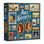 ART SOCIETY. Eres un entendido en arte que puja por las obras de arte más en boga, componiendo una pinacoteca, decorada con gusto exquisito, que será la envidia de la escena artística local. Pero las modas y tendencias son fugaces y difíciles de predecir. Las pinturas que tú y tus colegas coleccionistas no compréis acabarán en el museo, cambiando el valor de tu colección. ¿Quién tendrá la mejor pinacoteca de la ciudad? Diseñado por Mitch Wallace, Art Society permite partidas para grupos de entre 2 y 4 jugadores, a partir de 10 años, de unos 45 minutos de duración. El objetivo del juego consiste en sumar la mayor cantidad de puntos coleccionando cuadros (que se obtienen a través de un mecanismo de subasta) y decoraciones en el tablero personal. Sin embargo, el valor de los cuadros irá cambiando a lo largo de la partida, en función de las acciones de los jugadores. ¡Adaptarse en cada ronda será clave para ganar la partida! Los cuadros de Art Society se dividen en 4 categorías distintas, y cada una de ellas va cambiando de valor en función del resultado de las subastas que se realizan en cada turno. Durante las subastas, los jugadores pujan para llevarse cuadros a su pinacoteca y la obra de arte sobrante se va al museo, cosa que aumenta su valor para todos. Además de un tipo específico, los cuadros tienen tamaños y marcos distintos, cosa que puede afectar el espacio que ocupan en la pinacoteca personal de cada jugador. En cada turno, los jugadores deben pensar muy bien donde colocan su nueva obra de arte, para maximizar la puntuación. Si en algún momento no es posible colocar el cuadro porque no hay espacio, se considera excedente y penalizará al final de la partida. Sin embargo, cada jugador cuenta con un asistente que puede aguantar un cuadro; ¡Siempre es útil contar con ayuda! Al final de la partida, dependiendo del prestigio de cada grupo de pinturas, se suman más o menos puntos. Además, si se tienen cuadros valiosos en la zona central del tablero, se obtienen puntos de bonificación. ¡Da rienda suelta al coleccionista de arte que tienes dentro!