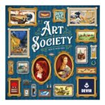 ART SOCIETY. Eres un entendido en arte que puja por las obras de arte más en boga, componiendo una pinacoteca, decorada con gusto exquisito, que será la envidia de la escena artística local. Pero las modas y tendencias son fugaces y difíciles de predecir. Las pinturas que tú y tus colegas coleccionistas no compréis acabarán en el museo, cambiando el valor de tu colección. ¿Quién tendrá la mejor pinacoteca de la ciudad? Diseñado por Mitch Wallace, Art Society permite partidas para grupos de entre 2 y 4 jugadores, a partir de 10 años, de unos 45 minutos de duración. El objetivo del juego consiste en sumar la mayor cantidad de puntos coleccionando cuadros (que se obtienen a través de un mecanismo de subasta) y decoraciones en el tablero personal. Sin embargo, el valor de los cuadros irá cambiando a lo largo de la partida, en función de las acciones de los jugadores. ¡Adaptarse en cada ronda será clave para ganar la partida! Los cuadros de Art Society se dividen en 4 categorías distintas, y cada una de ellas va cambiando de valor en función del resultado de las subastas que se realizan en cada turno. Durante las subastas, los jugadores pujan para llevarse cuadros a su pinacoteca y la obra de arte sobrante se va al museo, cosa que aumenta su valor para todos. Además de un tipo específico, los cuadros tienen tamaños y marcos distintos, cosa que puede afectar el espacio que ocupan en la pinacoteca personal de cada jugador. En cada turno, los jugadores deben pensar muy bien donde colocan su nueva obra de arte, para maximizar la puntuación. Si en algún momento no es posible colocar el cuadro porque no hay espacio, se considera excedente y penalizará al final de la partida. Sin embargo, cada jugador cuenta con un asistente que puede aguantar un cuadro; ¡Siempre es útil contar con ayuda! Al final de la partida, dependiendo del prestigio de cada grupo de pinturas, se suman más o menos puntos. Además, si se tienen cuadros valiosos en la zona central del tablero, se obtienen puntos de bonificación. ¡Da rienda suelta al coleccionista de arte que tienes dentro!