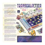 TRANSGALACTICA. El Senado Galáctico ha lanzado el "Decreto Transgaláctico" para aumentar su conocimiento e influencia más allá de los ya conocidos confines de la galaxia. Flotas de todos los planetas han sido enviadas a las estrellas en busca de aventuras, riquezas y (con suerte) un asiento influyente en las altas esferas de gobierno que se encuentran más allá del espacio conocido. Transgalactica es un juego de colocación de trabajadores y construcción de motores con un cierto nivel de interacción entre los jugadores. Para prosperar en este juego, viajarás a los confines de la galaxia, mejorarás el nivel de tu flota, competirás con otras flotas por avances tecnológicos, construirás una red comercial y también enviarás representantes al Senado Galáctico para reclamar ventajas políticas.