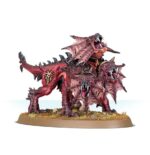 SPEARHEAD: BLADES OF KHORNE – FANGS OF THE BLOOD GOD WARHAMMER AGE OF SIGMAR. Karanak es la encarnación daemónica de la venganza de Khorne. Es objeto de devoción para aquellos cultistas que aspiran a alcanzar su pureza de propósito y que lo siguen por voluntad propia hasta el fragor del combate. Lidera una jauría de rabiosos Mastines de Khorne que se abalanzan sobre el enemigo, deseosos de saborear su sangre recién derramada. Si buscas perpetrar auténticas carnicerías en los Reinos Mortales en nombre del Dios de la Sangre, esta caja es perfecta para empezar un nuevo ejército o ampliar tu colección de una forma más económica que comprando los kits por separado. La rugiente bestia daemónica de tres cabezas conocida como Karanak lidera una fuerza de fieles Mastines de Khorne y cultistas adoradores de daemons que se abalanzan sobre el enemigo, inspirados por sus actos de crueldad y sus impulsos asesinos. Estas miniaturas conforman una fuerza completa de Punta de lanza, lo que significa que podrás lanzarte a jugar partidas tácticas e intensas y reclamar cráneos para Khorne desde el primer momento.