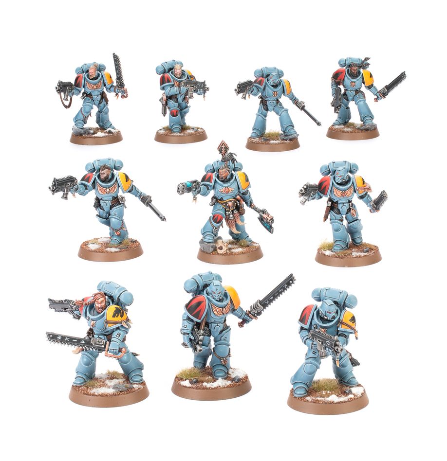 Grey hunters space wolves. Los cazadores grises son guerreros pacientes, astutos y versátiles que han logrado atemperar, que no reprimir, su agresividad instintiva tras innumerables victorias. Algunas manadas toman y mantienen posiciones con andanadas de disparos disciplinados mientras otras acechan los flancos, listas para lanzarse a la yugular del enemigo. Con este kit multicomponente de plástico puedes montar 10 cazadores grises, astuta infantería para tus ejércitos de lobos espaciales de warhammer 40,000. Armados con carabinas bólter, pistolas bólter y espadas sierra astartes, son excelentes tanto a media y corta distancia como cuando cargan para rematar a los supervivientes. El kit incluye piezas para montar un líder de manada opcional, que puede estar armado con una carabina bólter o pistola de plasma en una mano y una espada de energía, espada sierra, hacha de energía o puño de energía en la otra. Puedes elegir entre dos cabezas, dos iconos para la mochila y tres hombreras, una con el sello de la gran compañía de ragnar pelaje negro, una para la de logan grimnar, y una en blanco. Dos miembros de la escuadra pueden montarse empuñando las carabinas bólter con ambas manos. El kit contiene 24 cabezas, 10 de ellas con casco y 14 descubiertas, y 26 hombreras, todas ellas intercambiables entre todas las miniaturas, al igual que las armas. Trae también una selección de pistoleras, bolsas y cuchillos para personalizar todavía más a tus implacables depredadores.