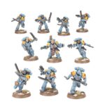 BLOOD CLAWS SPACE WOLVES. Los Garras Sangrientas, guerreros jóvenes y fogosos llenos de agresivo entusiasmo, ansían demostrar su valía en batalla. Se lanzan de cabeza contra el enemigo con un fervor implacable, a caballo entre el heroísmo puro y la temeridad. Con este kit multicomponente de plástico puedes montar 10 Garras Sangrientas, jóvenes guerreros para tu ejército de Lobos Espaciales de Warhammer 40,000. Con más valor y furia que sentido común, se lanzan a la refriega sin pensar en su propia seguridad, perfectos para romper las líneas enemigas y desplegar un estilo de juego agresivo. El kit incluye piezas para montar un Líder de Manada opcional, que puede estar armado con una espada sierra, espada de energía, hacha de energía o garra relámpago en una mano, y llevar la otra mano libre o portar una pistola de plasma o una pistola bólter. Puedes elegir entre tres cabezas, una de ellas con casco y dos descubiertas, dos iconos para la mochila y tres hombreras, una con el sello de la Gran Compañía de Ragnar Pelaje Negro, una para la de Logan Grimnar, y una en blanco. El kit contiene 24 cabezas y 22 hombreras, todas intercambiables entre toda la escuadra, al igual que las armas. También contiene 14 fundas de filoarma, 16 pistoleras y cuatro collares de colmillos de lobo para personalizar todavía más tus miniaturas.
