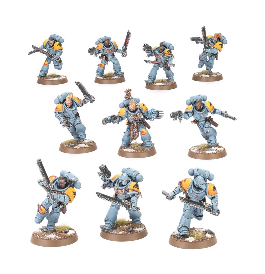 Blood claws space wolves. Los garras sangrientas, guerreros jóvenes y fogosos llenos de agresivo entusiasmo, ansían demostrar su valía en batalla. Se lanzan de cabeza contra el enemigo con un fervor implacable, a caballo entre el heroísmo puro y la temeridad. Con este kit multicomponente de plástico puedes montar 10 garras sangrientas, jóvenes guerreros para tu ejército de lobos espaciales de warhammer 40,000. Con más valor y furia que sentido común, se lanzan a la refriega sin pensar en su propia seguridad, perfectos para romper las líneas enemigas y desplegar un estilo de juego agresivo. El kit incluye piezas para montar un líder de manada opcional, que puede estar armado con una espada sierra, espada de energía, hacha de energía o garra relámpago en una mano, y llevar la otra mano libre o portar una pistola de plasma o una pistola bólter. Puedes elegir entre tres cabezas, una de ellas con casco y dos descubiertas, dos iconos para la mochila y tres hombreras, una con el sello de la gran compañía de ragnar pelaje negro, una para la de logan grimnar, y una en blanco. El kit contiene 24 cabezas y 22 hombreras, todas intercambiables entre toda la escuadra, al igual que las armas. También contiene 14 fundas de filoarma, 16 pistoleras y cuatro collares de colmillos de lobo para personalizar todavía más tus miniaturas.