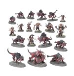 SPEARHEAD: BLADES OF KHORNE – FANGS OF THE BLOOD GOD WARHAMMER AGE OF SIGMAR. Karanak es la encarnación daemónica de la venganza de Khorne. Es objeto de devoción para aquellos cultistas que aspiran a alcanzar su pureza de propósito y que lo siguen por voluntad propia hasta el fragor del combate. Lidera una jauría de rabiosos Mastines de Khorne que se abalanzan sobre el enemigo, deseosos de saborear su sangre recién derramada. Si buscas perpetrar auténticas carnicerías en los Reinos Mortales en nombre del Dios de la Sangre, esta caja es perfecta para empezar un nuevo ejército o ampliar tu colección de una forma más económica que comprando los kits por separado. La rugiente bestia daemónica de tres cabezas conocida como Karanak lidera una fuerza de fieles Mastines de Khorne y cultistas adoradores de daemons que se abalanzan sobre el enemigo, inspirados por sus actos de crueldad y sus impulsos asesinos. Estas miniaturas conforman una fuerza completa de Punta de lanza, lo que significa que podrás lanzarte a jugar partidas tácticas e intensas y reclamar cráneos para Khorne desde el primer momento.