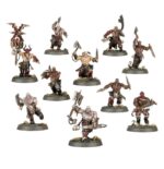REGIMENT OF RENOWN: THE RED REVELATION WARHAMMER AGE OF SIGMAR. Toda una vida de matanzas ha llevado a Zarxor Ojo Infernal a perseguir un único objetivo: experimentar la batalla en todas sus formas y vislumbrar el verdadero rostro del Dios Rojo. Lo siguen quienes comparten su afán apocalíptico, mortales arrastrados a la locura de la batalla por la oratoria del predicador. Con este kit puedes montar La Revelación Roja, un regimiento de renombre para tus ejércitos de Discípulos de Tzeentch, Agusanados de Nurgle, Hedonitas de Slaanesh, Esclavos de la Oscuridad o Skaven de Warhammer Age of Sigmar. También es perfecta para empezar una nueva colección o ampliar tu ejército de Filos de Khorne de una forma más económica que comprando los kits por separado. Lidera la fuerza un Sacerdote Carnicero, rebosante de poder y armado con una enorme hacha a dos manos, que se lanza al combate para reclamar cráneos. Lo siguen una unidad de Saqueasangres y otra de Siegacráneos armados hasta los dientes.