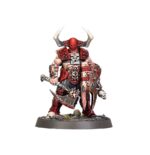 DEATHBRINGER WARHAMMER AGE OF SIGMAR. Sangrejurados que aspiran a convertirse en altos señores. Para ganarse el trono deben ofrecer los mayores trofeos a Khorne: los cráneos de reyes y caudillos, que persiguen con un afán desenfrenado. Con este kit multicomponente de plástico puedes montar un Portamuertes, un poderoso guerrero para tus ejércitos de Filos de Khorne de Warhammer Age of Sigmar. Armado con una cruenta hacha y un afilado escudo con púas, siempre está presto a lanzarse a las luchas más encarnizadas. Tanto si necesitas más poder ofensivo como si buscas cosechar más cráneos para el trono de cráneos, el Portamuertes es una incorporación ideal para tu fuerza. La miniatura es fácilmente personalizable: puedes elegir entre una capa harapienta y un armazón en el que exhibe su colección de cráneos. El kit contiene 7 piezas de plástico y 1 peana redonda Citadel de 40 mm. La miniatura se proporciona sin montar ni pintar. Recomendamos usar pegamento para plástico Citadel y pinturas Citadel Colour.