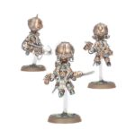 SPEARHEAD: KHARADRON OVERLORDS – GRUNDSTOK TRAILBLAZERS WARHAMMER AGE OF SIGMAR . Los Pioneros Grundstok protegen las flotas celestes del gran imperio Kharadron, pero esa no es su única función. Para quienes pueden costear sus honorarios, los equipos de Pioneros Grundstok son una vanguardia excelente, capaces de localizar objetivos y mantener su posición antes de la llegada de la flota principal. Si quieres reclamar tu botín en los Reinos Mortales, esta caja es la forma ideal de empezar una nueva colección de Altos Señores Kharadron (o de ampliar tu ejército) y ahorrar dinero en comparación con la compra de los kits por separado. Una Cañonera Grundstok voladora apoya a la fuerza atrayendo la atención, absorbiendo fuego enemigo y eliminando objetivos prioritarios con sus armas pesadas. Los Endrimecánicos, extremadamente móviles, están siempre donde más se les necesita, mientras que los Atronadores Grundstok, fuertemente blindados, aportan un poder de fuego letal mientras mantienen sus posiciones. Lidera toda esta fuerza un Endrintendente con armadura dirigible. Estas miniaturas forman una fuerza de Punta de lanza completa, lo que significa que en nada de tiempo podrás lanzarte a jugar partidas tácticas e intensas y hacer cumplir el Código Kharadron.