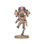 NULL-KHEMIST WARHAMMER AGE OF SIGMAR. El Anulquimista, envuelto de pies a cabeza en un traje antimagia que funciona con aéter, puede exponerse a los entornos más hostiles de los Reinos Mortales. Los hechizos y proyectiles arcanos petardean fallidamente ante sus emisores de gas nulo, y cualquiera tan necio como para acercársele demasiado acaba con sus extremidades aplastadas por un cepo neumático. Con este kit multicomponente de plástico puedes montar un Anulquimista, un poderoso guerrero volador para tus ejércitos de Altos Señores Kharadron de Warhammer Age of Sigmar. Estos asesinos, especializados en eliminar sacerdotes y magos enemigos con sus extintores de gas nulo y cepos de prospección, son rápidos, difíciles de eliminar y excelentes para liderar una carga agresiva junto a otros elementos aéreos de tu fuerza. El kit contiene 21 piezas de plástico y 1 peana redonda Citadel de 40 mm.