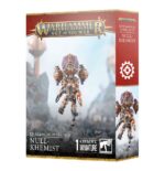 NULL-KHEMIST WARHAMMER AGE OF SIGMAR. El Anulquimista, envuelto de pies a cabeza en un traje antimagia que funciona con aéter, puede exponerse a los entornos más hostiles de los Reinos Mortales. Los hechizos y proyectiles arcanos petardean fallidamente ante sus emisores de gas nulo, y cualquiera tan necio como para acercársele demasiado acaba con sus extremidades aplastadas por un cepo neumático. Con este kit multicomponente de plástico puedes montar un Anulquimista, un poderoso guerrero volador para tus ejércitos de Altos Señores Kharadron de Warhammer Age of Sigmar. Estos asesinos, especializados en eliminar sacerdotes y magos enemigos con sus extintores de gas nulo y cepos de prospección, son rápidos, difíciles de eliminar y excelentes para liderar una carga agresiva junto a otros elementos aéreos de tu fuerza. El kit contiene 21 piezas de plástico y 1 peana redonda Citadel de 40 mm.
