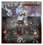 ZONTARI ENDRIN DOCK WARHAMMER AGE OF SIGMAR. Las Endrindársenas Zontari son innovaciones de vanguardia creadas por las mentes endringenieras más brillantes de este imperio celeste. Se han diseñado para permitir a los Kharadron defender sus recursos más valiosos. Cada dársena libera autoendrinas aetéricas que buscan las formaciones enemigas para detonar cargas o desplegar medidas antimágicas. Con este kit multicomponente de plástico puedes montar una Endrindársena Zontari, una pieza de terreno de facción para tus ejércitos de Altos Señores Kharadron de Warhammer Age of Sigmar. La dársena flotante sirve de apoyo a tus fuerzas y su función principal es desplegar y controlar tres autoendrinas. Cada uno de estos drones tiene su propia especialidad: la Autoendrina Nulificadora cancela la magia enemiga, la Autoendrina Aturdidora es ideal para hostigar al enemigo, y la Autoendrina Revientaagravios debilita objetivos resistentes o remata unidades dañadas. Los timones son intercambiables entre las tres autoendrinas, y la dársena incluye varias piezas estéticas opcionales, como jarras y una caja de herramientas, que permiten dotar de cierto grado de personalización a tu sistema de defensa flotante.