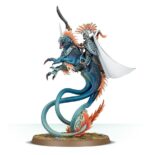 SPEARHEAD: IDONETH DEEPKIN – AKHELIAN TIDE GUARD WARHAMMER AGE OF SIGMAR. Los reyes y reinas akhelianos cabalgan la corriente hacia la batalla acompañados siempre por una Guardia Mareal compuesta por sus mejores guerreros. Pese a su prodigiosa destreza marcial, estos mascarones de proa del ejército de Idoneth son demasiado vitales para dejarlos desprotegidos. Tanto guardaespaldas akhelianos como guerreros namarti están preparados para interponer sus cuerpos y sus bestias en el camino de cualquier golpe dirigido a su señor. Si quieres incursionar en los Reinos Mortales y reclamar las almas de los vivos, esta caja es la forma perfecta de comenzar una nueva colección de Profundos Idoneth o de ampliar tu ejército de una forma más económica que comprando los kits por separado. Un valiente Rey Akheliano lidera la fuerza, preparado para enfrentarse al enemigo en combate. Tras él llegan unidades de élite a lomos de anguilas y preparados para hacer trizas al enemigo con espadas y colmillos. La fuerza la completa una unidad de Saqueadores Namarti, que toman objetivos y descargan una lluvia de flechas sobre el enemigo. Estas miniaturas forman una Punta de lanza completa, haciendo que puedas ponerte a jugar partidas reñidas y tácticas nada más abrir la caja y lanzar tu próxima incursión desde las profundidades.
