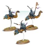 SPEARHEAD: IDONETH DEEPKIN – AKHELIAN TIDE GUARD WARHAMMER AGE OF SIGMAR. Los reyes y reinas akhelianos cabalgan la corriente hacia la batalla acompañados siempre por una Guardia Mareal compuesta por sus mejores guerreros. Pese a su prodigiosa destreza marcial, estos mascarones de proa del ejército de Idoneth son demasiado vitales para dejarlos desprotegidos. Tanto guardaespaldas akhelianos como guerreros namarti están preparados para interponer sus cuerpos y sus bestias en el camino de cualquier golpe dirigido a su señor. Si quieres incursionar en los Reinos Mortales y reclamar las almas de los vivos, esta caja es la forma perfecta de comenzar una nueva colección de Profundos Idoneth o de ampliar tu ejército de una forma más económica que comprando los kits por separado. Un valiente Rey Akheliano lidera la fuerza, preparado para enfrentarse al enemigo en combate. Tras él llegan unidades de élite a lomos de anguilas y preparados para hacer trizas al enemigo con espadas y colmillos. La fuerza la completa una unidad de Saqueadores Namarti, que toman objetivos y descargan una lluvia de flechas sobre el enemigo. Estas miniaturas forman una Punta de lanza completa, haciendo que puedas ponerte a jugar partidas reñidas y tácticas nada más abrir la caja y lanzar tu próxima incursión desde las profundidades.