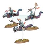 SPEARHEAD: IDONETH DEEPKIN – AKHELIAN TIDE GUARD WARHAMMER AGE OF SIGMAR. Los reyes y reinas akhelianos cabalgan la corriente hacia la batalla acompañados siempre por una Guardia Mareal compuesta por sus mejores guerreros. Pese a su prodigiosa destreza marcial, estos mascarones de proa del ejército de Idoneth son demasiado vitales para dejarlos desprotegidos. Tanto guardaespaldas akhelianos como guerreros namarti están preparados para interponer sus cuerpos y sus bestias en el camino de cualquier golpe dirigido a su señor. Si quieres incursionar en los Reinos Mortales y reclamar las almas de los vivos, esta caja es la forma perfecta de comenzar una nueva colección de Profundos Idoneth o de ampliar tu ejército de una forma más económica que comprando los kits por separado. Un valiente Rey Akheliano lidera la fuerza, preparado para enfrentarse al enemigo en combate. Tras él llegan unidades de élite a lomos de anguilas y preparados para hacer trizas al enemigo con espadas y colmillos. La fuerza la completa una unidad de Saqueadores Namarti, que toman objetivos y descargan una lluvia de flechas sobre el enemigo. Estas miniaturas forman una Punta de lanza completa, haciendo que puedas ponerte a jugar partidas reñidas y tácticas nada más abrir la caja y lanzar tu próxima incursión desde las profundidades.