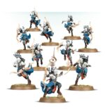 SPEARHEAD: IDONETH DEEPKIN – AKHELIAN TIDE GUARD WARHAMMER AGE OF SIGMAR. Los reyes y reinas akhelianos cabalgan la corriente hacia la batalla acompañados siempre por una Guardia Mareal compuesta por sus mejores guerreros. Pese a su prodigiosa destreza marcial, estos mascarones de proa del ejército de Idoneth son demasiado vitales para dejarlos desprotegidos. Tanto guardaespaldas akhelianos como guerreros namarti están preparados para interponer sus cuerpos y sus bestias en el camino de cualquier golpe dirigido a su señor. Si quieres incursionar en los Reinos Mortales y reclamar las almas de los vivos, esta caja es la forma perfecta de comenzar una nueva colección de Profundos Idoneth o de ampliar tu ejército de una forma más económica que comprando los kits por separado. Un valiente Rey Akheliano lidera la fuerza, preparado para enfrentarse al enemigo en combate. Tras él llegan unidades de élite a lomos de anguilas y preparados para hacer trizas al enemigo con espadas y colmillos. La fuerza la completa una unidad de Saqueadores Namarti, que toman objetivos y descargan una lluvia de flechas sobre el enemigo. Estas miniaturas forman una Punta de lanza completa, haciendo que puedas ponerte a jugar partidas reñidas y tácticas nada más abrir la caja y lanzar tu próxima incursión desde las profundidades.