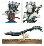 SPEARHEAD: IDONETH DEEPKIN – AKHELIAN TIDE GUARD WARHAMMER AGE OF SIGMAR. Los reyes y reinas akhelianos cabalgan la corriente hacia la batalla acompañados siempre por una Guardia Mareal compuesta por sus mejores guerreros. Pese a su prodigiosa destreza marcial, estos mascarones de proa del ejército de Idoneth son demasiado vitales para dejarlos desprotegidos. Tanto guardaespaldas akhelianos como guerreros namarti están preparados para interponer sus cuerpos y sus bestias en el camino de cualquier golpe dirigido a su señor. Si quieres incursionar en los Reinos Mortales y reclamar las almas de los vivos, esta caja es la forma perfecta de comenzar una nueva colección de Profundos Idoneth o de ampliar tu ejército de una forma más económica que comprando los kits por separado. Un valiente Rey Akheliano lidera la fuerza, preparado para enfrentarse al enemigo en combate. Tras él llegan unidades de élite a lomos de anguilas y preparados para hacer trizas al enemigo con espadas y colmillos. La fuerza la completa una unidad de Saqueadores Namarti, que toman objetivos y descargan una lluvia de flechas sobre el enemigo. Estas miniaturas forman una Punta de lanza completa, haciendo que puedas ponerte a jugar partidas reñidas y tácticas nada más abrir la caja y lanzar tu próxima incursión desde las profundidades.