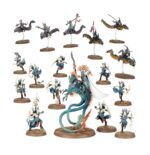 SPEARHEAD: IDONETH DEEPKIN – AKHELIAN TIDE GUARD WARHAMMER AGE OF SIGMAR. Los reyes y reinas akhelianos cabalgan la corriente hacia la batalla acompañados siempre por una Guardia Mareal compuesta por sus mejores guerreros. Pese a su prodigiosa destreza marcial, estos mascarones de proa del ejército de Idoneth son demasiado vitales para dejarlos desprotegidos. Tanto guardaespaldas akhelianos como guerreros namarti están preparados para interponer sus cuerpos y sus bestias en el camino de cualquier golpe dirigido a su señor. Si quieres incursionar en los Reinos Mortales y reclamar las almas de los vivos, esta caja es la forma perfecta de comenzar una nueva colección de Profundos Idoneth o de ampliar tu ejército de una forma más económica que comprando los kits por separado. Un valiente Rey Akheliano lidera la fuerza, preparado para enfrentarse al enemigo en combate. Tras él llegan unidades de élite a lomos de anguilas y preparados para hacer trizas al enemigo con espadas y colmillos. La fuerza la completa una unidad de Saqueadores Namarti, que toman objetivos y descargan una lluvia de flechas sobre el enemigo. Estas miniaturas forman una Punta de lanza completa, haciendo que puedas ponerte a jugar partidas reñidas y tácticas nada más abrir la caja y lanzar tu próxima incursión desde las profundidades.
