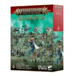 SPEARHEAD: IDONETH DEEPKIN – AKHELIAN TIDE GUARD WARHAMMER AGE OF SIGMAR. Los reyes y reinas akhelianos cabalgan la corriente hacia la batalla acompañados siempre por una Guardia Mareal compuesta por sus mejores guerreros. Pese a su prodigiosa destreza marcial, estos mascarones de proa del ejército de Idoneth son demasiado vitales para dejarlos desprotegidos. Tanto guardaespaldas akhelianos como guerreros namarti están preparados para interponer sus cuerpos y sus bestias en el camino de cualquier golpe dirigido a su señor. Si quieres incursionar en los Reinos Mortales y reclamar las almas de los vivos, esta caja es la forma perfecta de comenzar una nueva colección de Profundos Idoneth o de ampliar tu ejército de una forma más económica que comprando los kits por separado. Un valiente Rey Akheliano lidera la fuerza, preparado para enfrentarse al enemigo en combate. Tras él llegan unidades de élite a lomos de anguilas y preparados para hacer trizas al enemigo con espadas y colmillos. La fuerza la completa una unidad de Saqueadores Namarti, que toman objetivos y descargan una lluvia de flechas sobre el enemigo. Estas miniaturas forman una Punta de lanza completa, haciendo que puedas ponerte a jugar partidas reñidas y tácticas nada más abrir la caja y lanzar tu próxima incursión desde las profundidades.