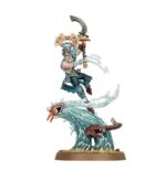 IKON OF THE SEA/STROM WARHAMMER AGE OF SIGMAR. Canalizando la insondable calma y la premonitoria inmensidad de las aguas más profundas, los Ikones de los Mares se lanzan a la batalla junto a sus congéneres Idoneth, abrumando al enemigo con su inquebrantable concentración y su aterrador ímpetu. Ser testigo de tal perfección marcial es una inspiración para cualquier guerrero Idoneth. Con este kit multicomponente de plástico puedes montar un Ikon de los Mares, un poderoso guerrero para tus ejércitos de Profundos Idoneth de Warhammer Age of Sigmar. Con la aterradora fuerza de una corriente de resaca, el Ikon atrae a las unidades cercanas a su objetivo para que sus gujas de las mareas recojan su cosecha de almas. Este kit también puede montarse como un Ikon de la Tempestad, un guerrero con dos espadas que ataca con la implacable fuerza del océano.