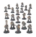 MKII TACTICAL SQUAD WARHAMMER: THE HORUS HERESY. Las Escuadras Tácticas son la espina dorsal de las Legiones de Marines Espaciales y la fuerza motriz de la Gran Cruzada que las llevó a reconquistar buena parte de la galaxia. Son unidades altamente flexibles, eficaces en escenarios tanto ofensivos como defensivos: son capaces de asaltar posiciones fortificadas, ocupar y mantener objetivos estratégicos, y operar con fiabilidad en cualquier tipo de terreno y situación. En su momento, la servoarmadura Mark II “Cruzada” era el epítome de la tecnología de los Marines Espaciales: una armadura de combate sellada al vacío, con protección contra la radiación y capaz de soportar cantidades de daño sin precedentes. Pese a su antigüedad, su uso seguía estando a la orden del día cuando estalló la Herejía de Horus. Con este kit multicomponente de plástico puedes montar 20 Space Marines Legionaries para usarlos como Tactical Squad en Warhammer: The Horus Heresy. Son ideales para controlar objetivos clave, abatir unidades enemigas con andanadas de fuego bólter o reforzar tu primera línea y cambiar el curso de la batalla. El kit te permite montar una unidad grande o dos unidades de 10 miniaturas, cada una con sus propios Sergeant, Legionary con nuncio-vox y Legionary con vexilla opcionales. Para el Sergeant puedes elegir entre tres cabezas, dos descubiertas y una con un casco con penacho transversal, y equiparlo con bolter o plasma pistol en una mano y power sword, power fist o lightning claw en la otra. También puede llevar una melta bomb opcional. Los Legionaries con bolter tienen la opción de montar una bayonet o chain bayonet, y las cabezas, granadas, pistoleras, cartucheras y demás accesorios son intercambiables entre todas las miniaturas.