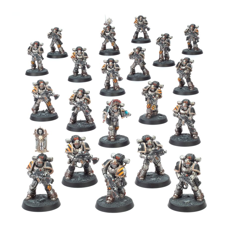 Mkii tactical squad warhammer: the horus heresy. Las escuadras tácticas son la espina dorsal de las legiones de marines espaciales y la fuerza motriz de la gran cruzada que las llevó a reconquistar buena parte de la galaxia. Son unidades altamente flexibles, eficaces en escenarios tanto ofensivos como defensivos: son capaces de asaltar posiciones fortificadas, ocupar y mantener objetivos estratégicos, y operar con fiabilidad en cualquier tipo de terreno y situación. En su momento, la servoarmadura mark ii “cruzada” era el epítome de la tecnología de los marines espaciales: una armadura de combate sellada al vacío, con protección contra la radiación y capaz de soportar cantidades de daño sin precedentes. Pese a su antigüedad, su uso seguía estando a la orden del día cuando estalló la herejía de horus. Con este kit multicomponente de plástico puedes montar 20 space marines legionaries para usarlos como tactical squad en warhammer: the horus heresy. Son ideales para controlar objetivos clave, abatir unidades enemigas con andanadas de fuego bólter o reforzar tu primera línea y cambiar el curso de la batalla. El kit te permite montar una unidad grande o dos unidades de 10 miniaturas, cada una con sus propios sergeant, legionary con nuncio-vox y legionary con vexilla opcionales. Para el sergeant puedes elegir entre tres cabezas, dos descubiertas y una con un casco con penacho transversal, y equiparlo con bolter o plasma pistol en una mano y power sword, power fist o lightning claw en la otra. También puede llevar una melta bomb opcional. Los legionaries con bolter tienen la opción de montar una bayonet o chain bayonet, y las cabezas, granadas, pistoleras, cartucheras y demás accesorios son intercambiables entre todas las miniaturas.