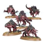 SPEARHEAD: BLADES OF KHORNE – FANGS OF THE BLOOD GOD WARHAMMER AGE OF SIGMAR. Karanak es la encarnación daemónica de la venganza de Khorne. Es objeto de devoción para aquellos cultistas que aspiran a alcanzar su pureza de propósito y que lo siguen por voluntad propia hasta el fragor del combate. Lidera una jauría de rabiosos Mastines de Khorne que se abalanzan sobre el enemigo, deseosos de saborear su sangre recién derramada. Si buscas perpetrar auténticas carnicerías en los Reinos Mortales en nombre del Dios de la Sangre, esta caja es perfecta para empezar un nuevo ejército o ampliar tu colección de una forma más económica que comprando los kits por separado. La rugiente bestia daemónica de tres cabezas conocida como Karanak lidera una fuerza de fieles Mastines de Khorne y cultistas adoradores de daemons que se abalanzan sobre el enemigo, inspirados por sus actos de crueldad y sus impulsos asesinos. Estas miniaturas conforman una fuerza completa de Punta de lanza, lo que significa que podrás lanzarte a jugar partidas tácticas e intensas y reclamar cráneos para Khorne desde el primer momento.