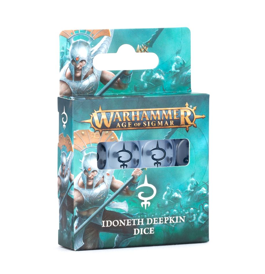 Idoneth deepkin dice warhammer age of sigmar. Cuando los profundos idoneth surgen de entre las olas para combatir, traen con ellos un océano místico. Ya sea que caminen por la superficie o naden por las invisibles corrientes de magia, avanzan con una velocidad nunca vista por los habitantes de los reinos mortales, una marea de filos cortantes que busca arrancarte el alma. Un juego de 16 dados de seis caras con esquinas redondeadas para usarlos en partidas de warhammer age of sigmar, con temática de los profundos idoneth. Están fabricados en plástico acrílico de color azul gélido con muescas de tinta azul oscuro y miden 16 mm de arista. Las caras del 1 al 5 están marcadas con los tradicionales puntos, mientras que la cara del 6 está adornada con el aciago icono de los profundos idoneth.