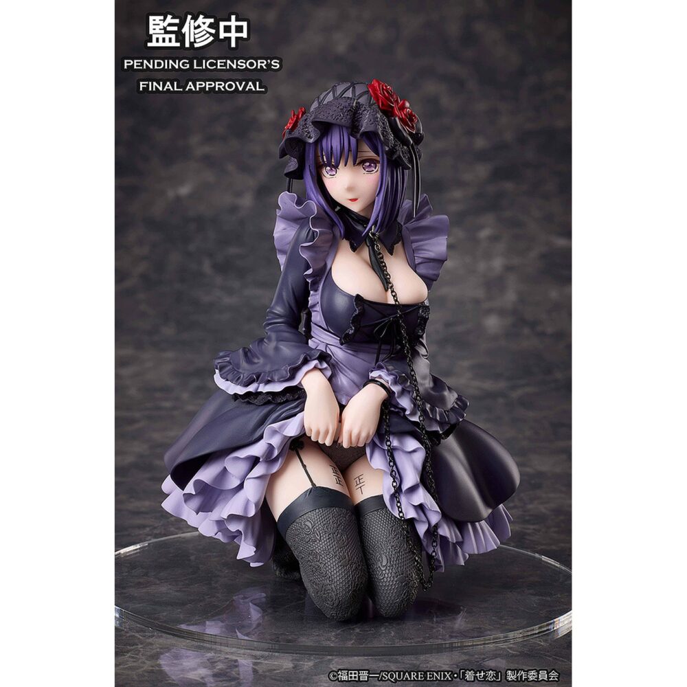 Marin kitagawa shizuku kuroe version my dress-up darling. Aniplex presenta la figura de marin kitagawa con su cosplay de shizuku kuroe, está basada en su aparición en el anime "my dress-up darling". Esta figura recrea la ilustración de la portada del segundo volumen del dvd. Muestra una atención excepcional al detalle, desde los delicados encajes hasta los voluminosos volantes. Mide aproximadamente 14 cm y cuenta con una base circular transparente para su exhibición.