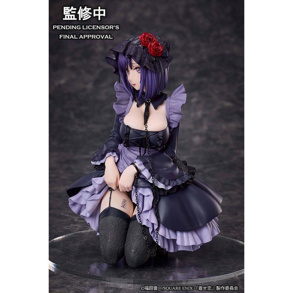 Marin kitagawa shizuku kuroe version my dress-up darling. Aniplex presenta la figura de marin kitagawa con su cosplay de shizuku kuroe, está basada en su aparición en el anime "my dress-up darling". Esta figura recrea la ilustración de la portada del segundo volumen del dvd. Muestra una atención excepcional al detalle, desde los delicados encajes hasta los voluminosos volantes. Mide aproximadamente 14 cm y cuenta con una base circular transparente para su exhibición.