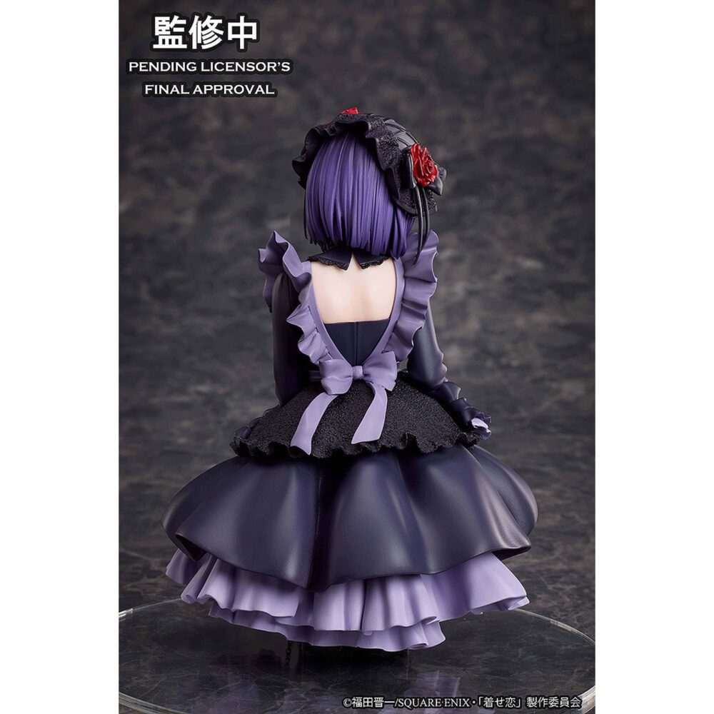 Marin kitagawa shizuku kuroe version my dress-up darling. Aniplex presenta la figura de marin kitagawa con su cosplay de shizuku kuroe, está basada en su aparición en el anime "my dress-up darling". Esta figura recrea la ilustración de la portada del segundo volumen del dvd. Muestra una atención excepcional al detalle, desde los delicados encajes hasta los voluminosos volantes. Mide aproximadamente 14 cm y cuenta con una base circular transparente para su exhibición.