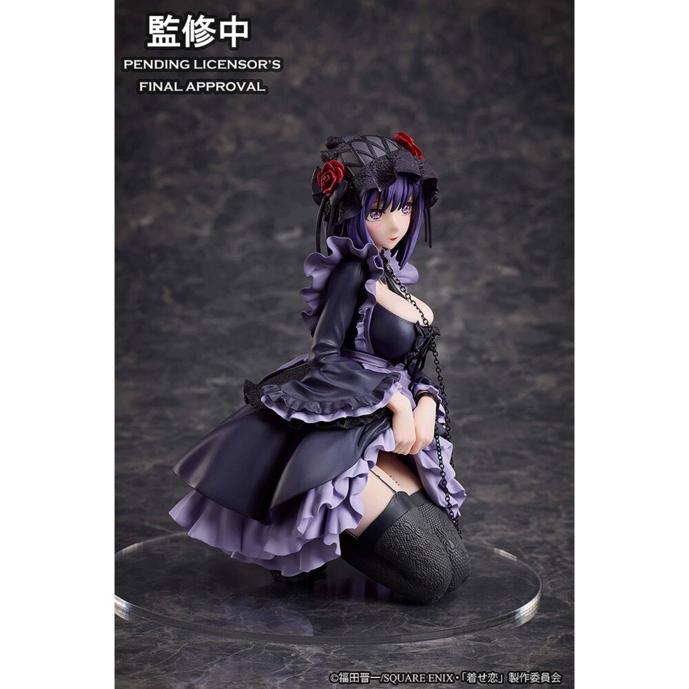 Marin kitagawa shizuku kuroe version my dress-up darling. Aniplex presenta la figura de marin kitagawa con su cosplay de shizuku kuroe, está basada en su aparición en el anime "my dress-up darling". Esta figura recrea la ilustración de la portada del segundo volumen del dvd. Muestra una atención excepcional al detalle, desde los delicados encajes hasta los voluminosos volantes. Mide aproximadamente 14 cm y cuenta con una base circular transparente para su exhibición.