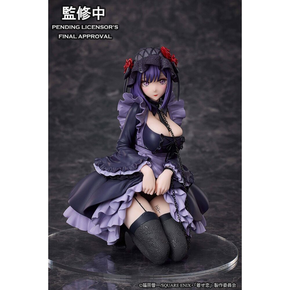 Marin kitagawa shizuku kuroe version my dress-up darling. Aniplex presenta la figura de marin kitagawa con su cosplay de shizuku kuroe, está basada en su aparición en el anime "my dress-up darling". Esta figura recrea la ilustración de la portada del segundo volumen del dvd. Muestra una atención excepcional al detalle, desde los delicados encajes hasta los voluminosos volantes. Mide aproximadamente 14 cm y cuenta con una base circular transparente para su exhibición.