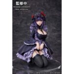 MARIN KITAGAWA SHIZUKU KUROE VERSION MY DRESS-UP DARLING. Aniplex presenta la figura de Marin Kitagawa con su cosplay de Shizuku Kuroe, está basada en su aparición en el anime "My Dress-Up Darling". Esta figura recrea la ilustración de la portada del segundo volumen del DVD. Muestra una atención excepcional al detalle, desde los delicados encajes hasta los voluminosos volantes. Mide aproximadamente 14 cm y cuenta con una base circular transparente para su exhibición.