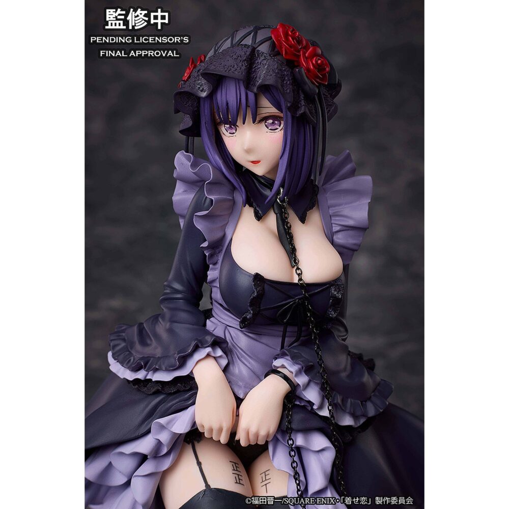 Marin kitagawa shizuku kuroe version my dress-up darling. Aniplex presenta la figura de marin kitagawa con su cosplay de shizuku kuroe, está basada en su aparición en el anime "my dress-up darling". Esta figura recrea la ilustración de la portada del segundo volumen del dvd. Muestra una atención excepcional al detalle, desde los delicados encajes hasta los voluminosos volantes. Mide aproximadamente 14 cm y cuenta con una base circular transparente para su exhibición.