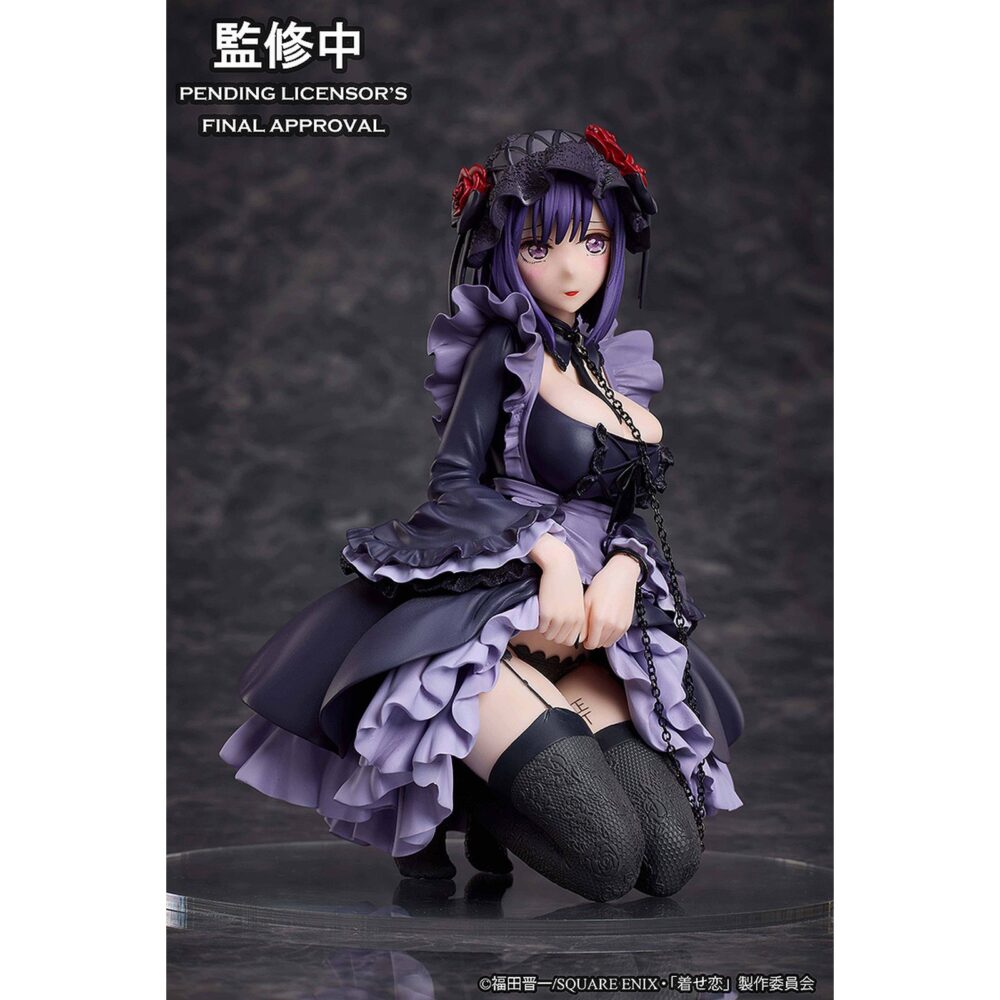 Marin kitagawa shizuku kuroe version my dress-up darling. Aniplex presenta la figura de marin kitagawa con su cosplay de shizuku kuroe, está basada en su aparición en el anime "my dress-up darling". Esta figura recrea la ilustración de la portada del segundo volumen del dvd. Muestra una atención excepcional al detalle, desde los delicados encajes hasta los voluminosos volantes. Mide aproximadamente 14 cm y cuenta con una base circular transparente para su exhibición.